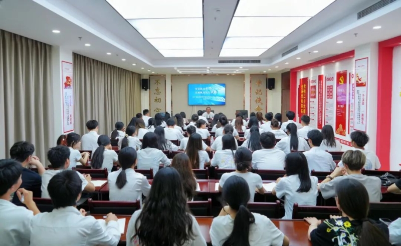 杨建平为全校师生作“形势与政策”专题讲座